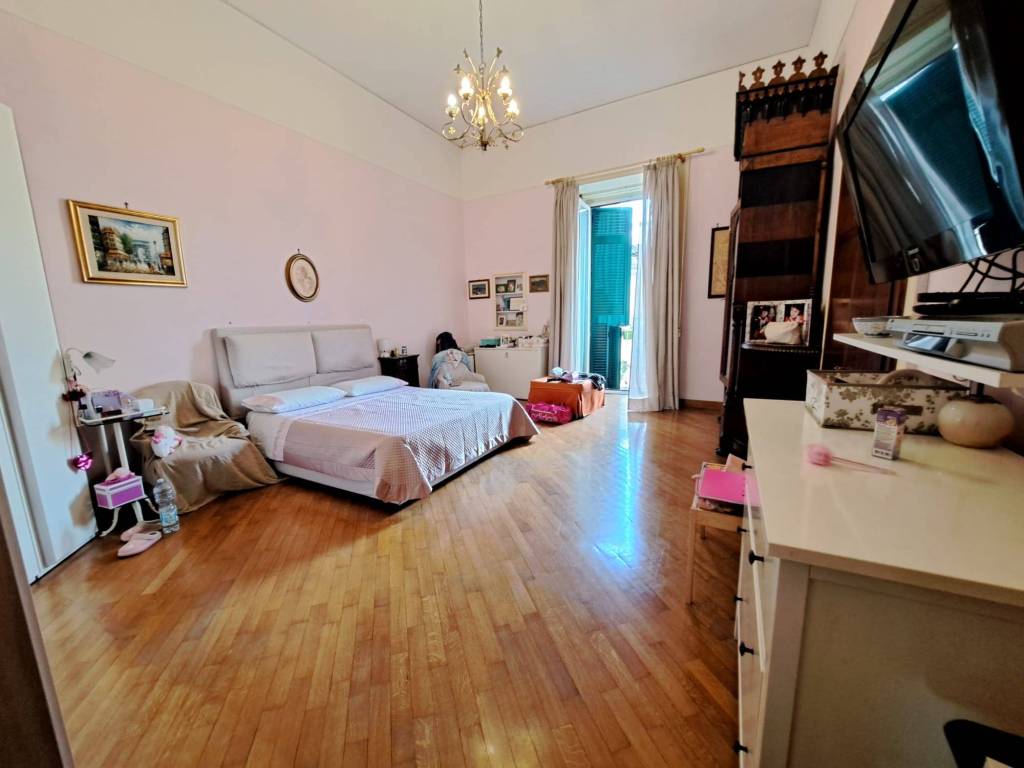 appartamento in vendita a Napoli in zona Chiaia