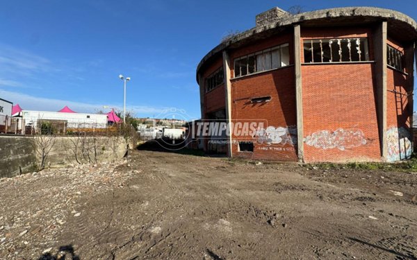 negozio in vendita a Napoli in zona Fuorigrotta