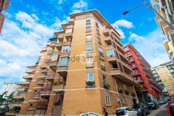 appartamento in vendita a Napoli in zona Chiaia
