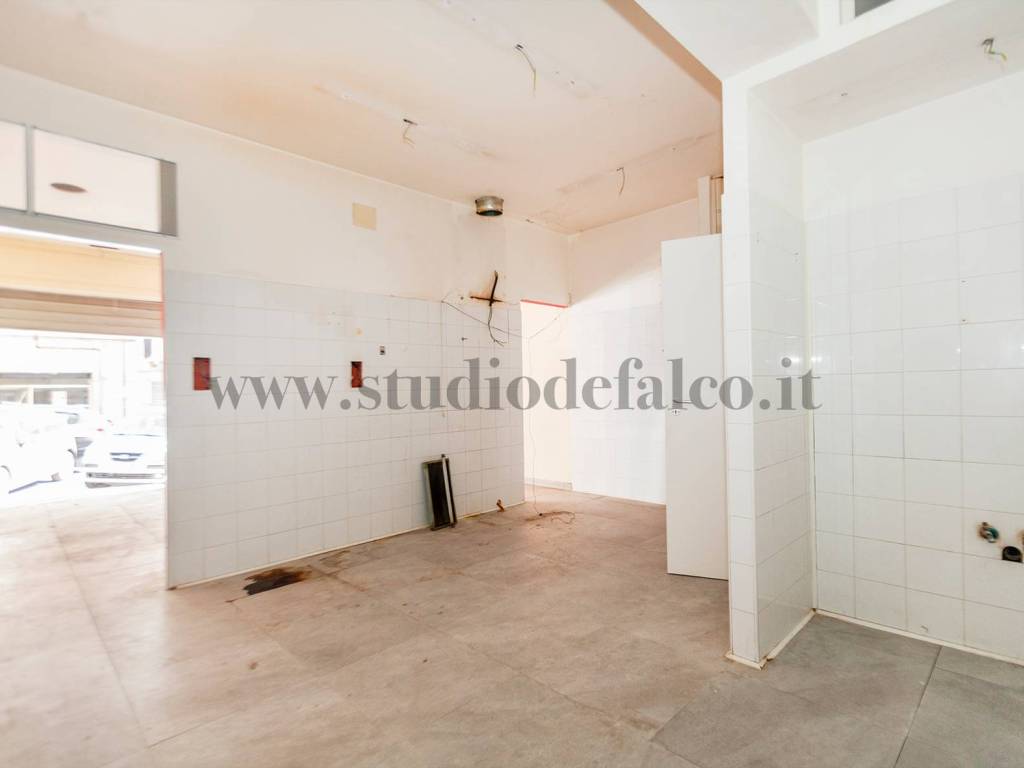 negozio in vendita a Napoli in zona Camaldoli