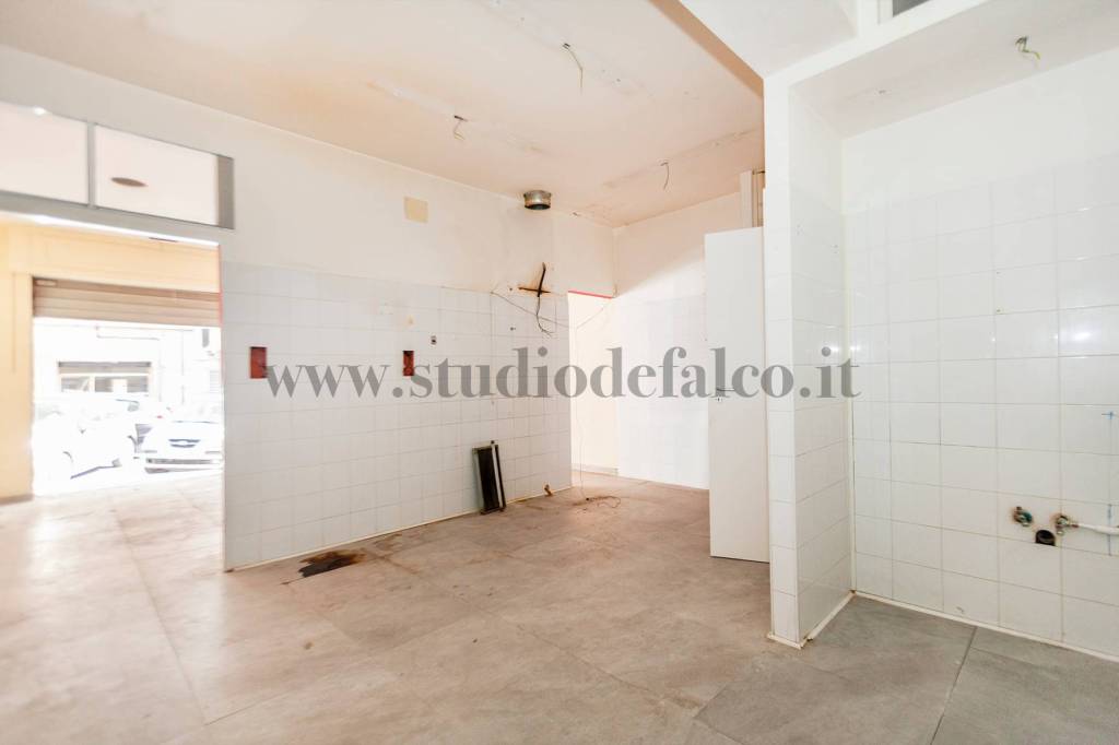 negozio in vendita a Napoli in zona Camaldoli