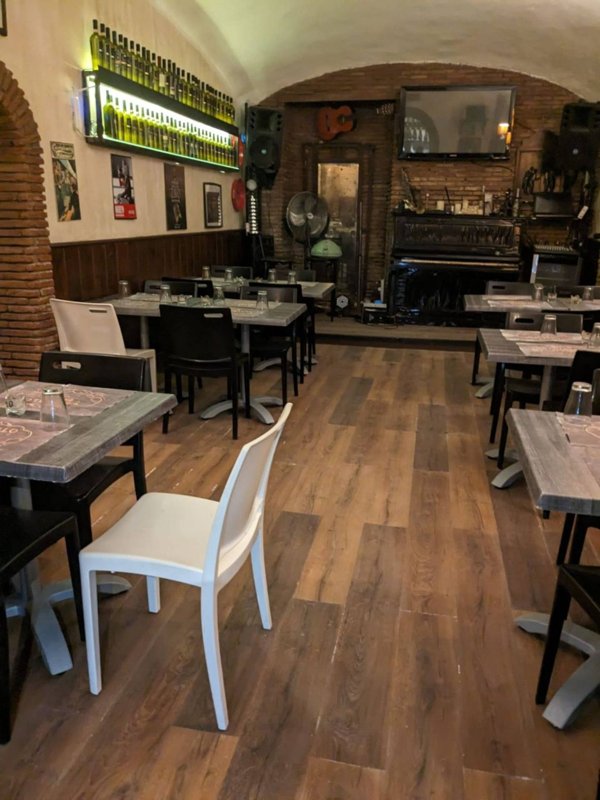 locale commerciale in vendita a Napoli in zona Chiaia