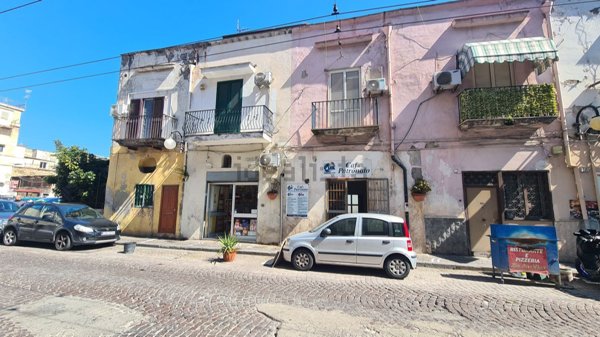 locale commerciale in vendita a Napoli in zona San Giovanni a Teduccio
