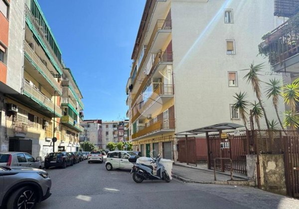 locale di sgombero in vendita a Napoli in zona Secondigliano