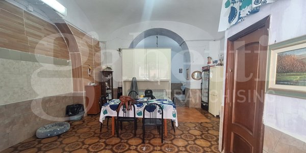 locale di sgombero in vendita a Napoli