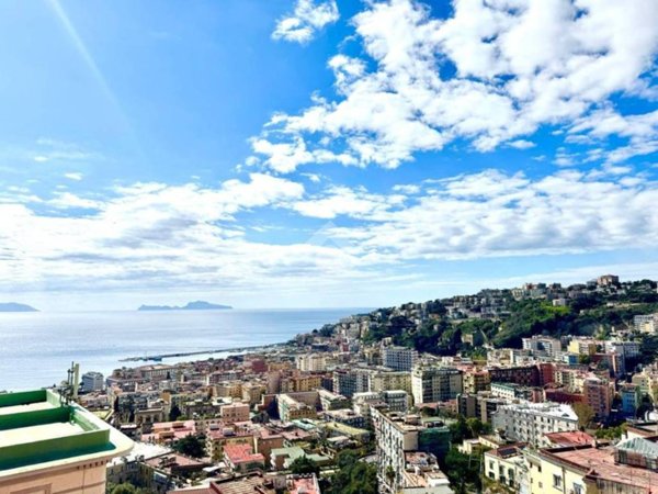 appartamento in vendita a Napoli in zona Chiaia