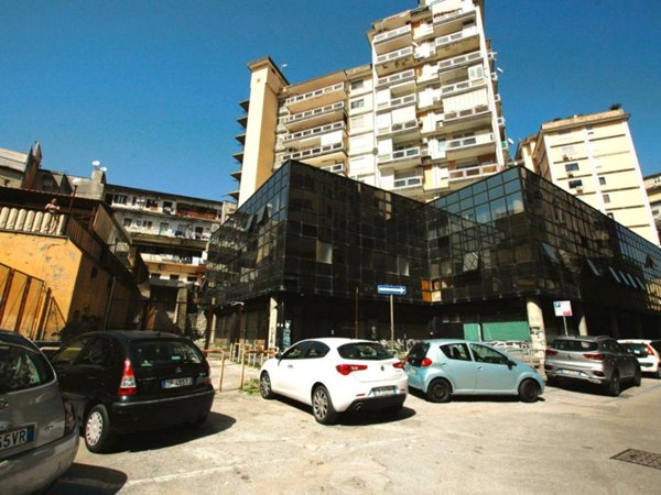 locale commerciale in vendita a Napoli in zona Pendino / San Giuseppe