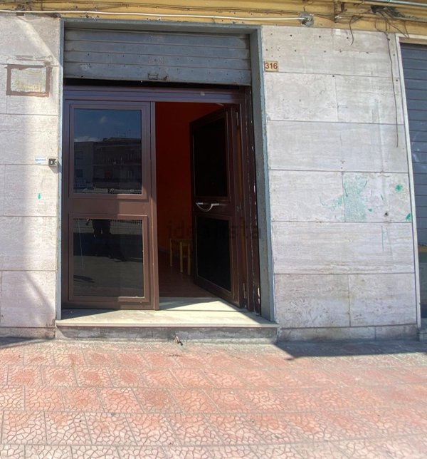 locale commerciale in vendita a Napoli in zona Barra
