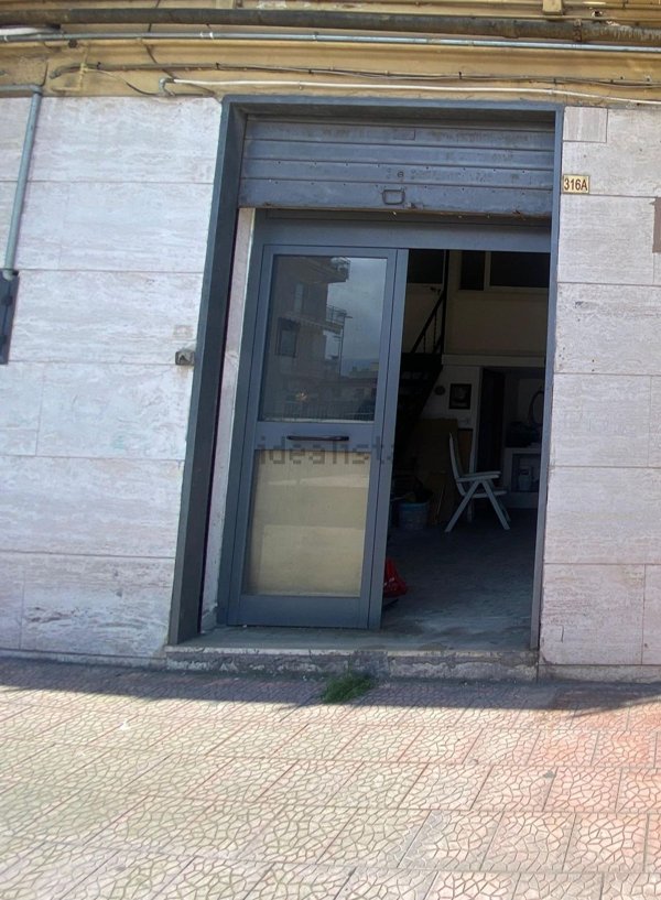 locale commerciale in vendita a Napoli in zona Barra