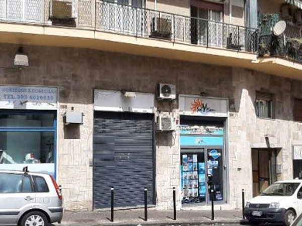 locale commerciale in vendita a Napoli in zona Arenella