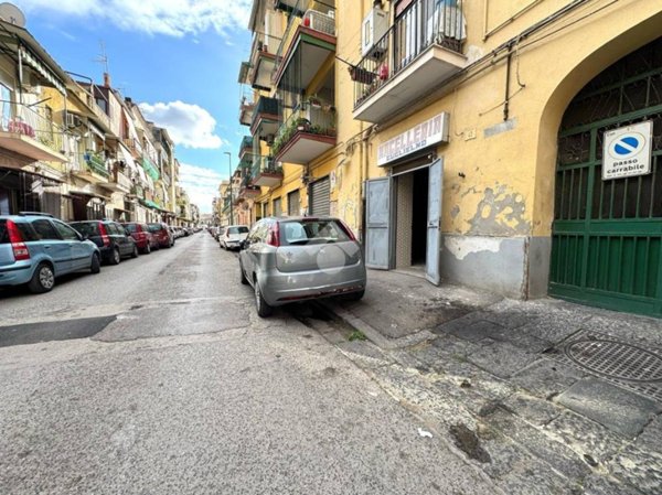 negozio in vendita a Napoli in zona Secondigliano