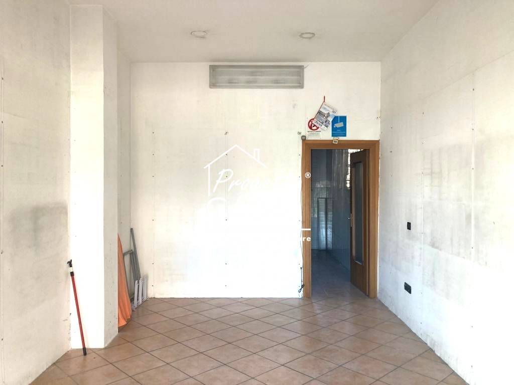 negozio in vendita a Napoli in zona Barra