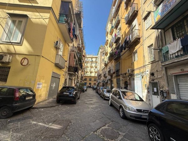 negozio in vendita a Napoli in zona Pendino / San Giuseppe