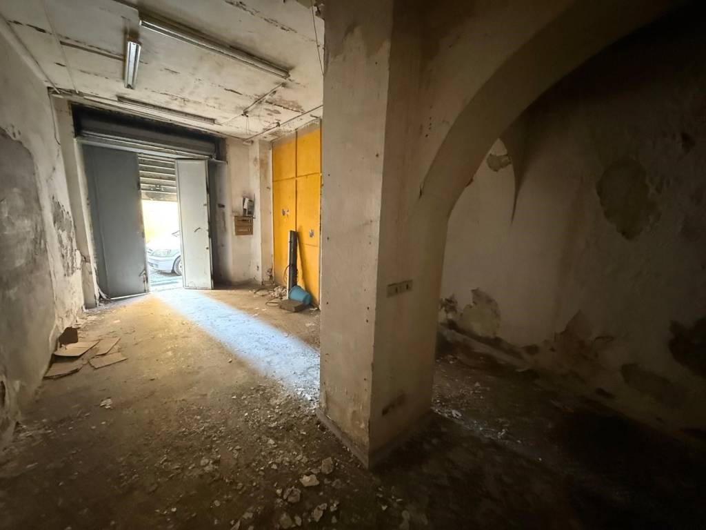 negozio in vendita a Napoli in zona Pendino / San Giuseppe