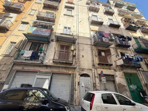negozio in vendita a Napoli in zona Pendino / San Giuseppe