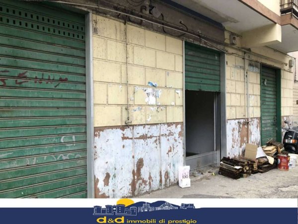 negozio in vendita a Napoli in zona Capodichino