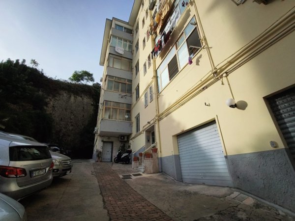 appartamento in vendita a Napoli in zona Chiaia