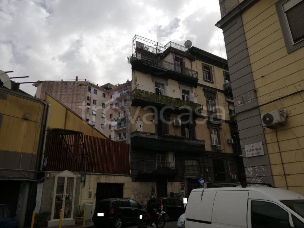 appartamento in vendita a Napoli in zona San Carlo all'Arena