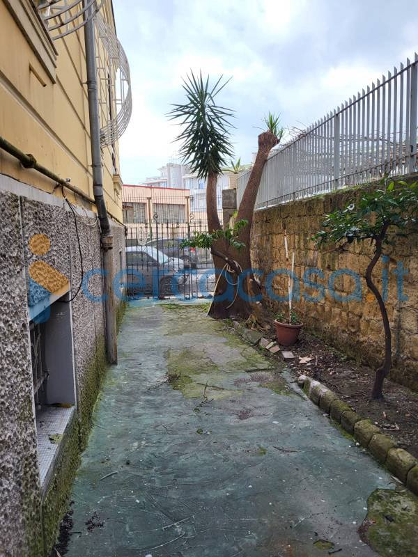 appartamento in vendita a Napoli in zona Chiaia