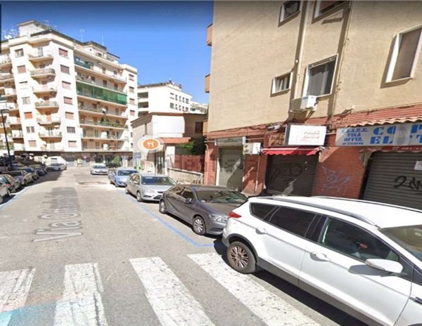 locale commerciale in vendita a Napoli in zona Arenella
