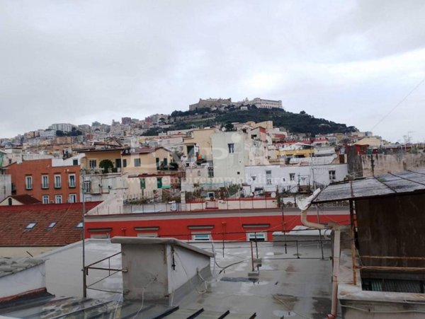 appartamento in vendita a Napoli in zona Chiaia