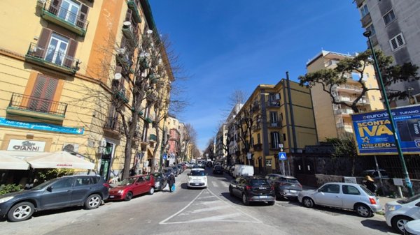 locale commerciale in vendita a Napoli in zona Vomero