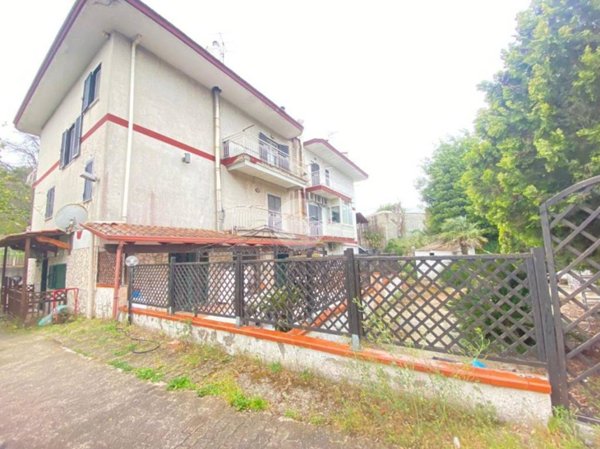 casa indipendente in vendita a Napoli in zona Fuorigrotta