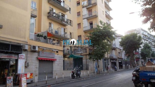 locale commerciale in vendita a Napoli in zona Capodichino