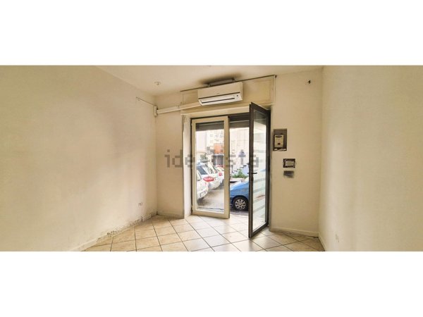 locale commerciale in vendita a Napoli in zona Bagnoli