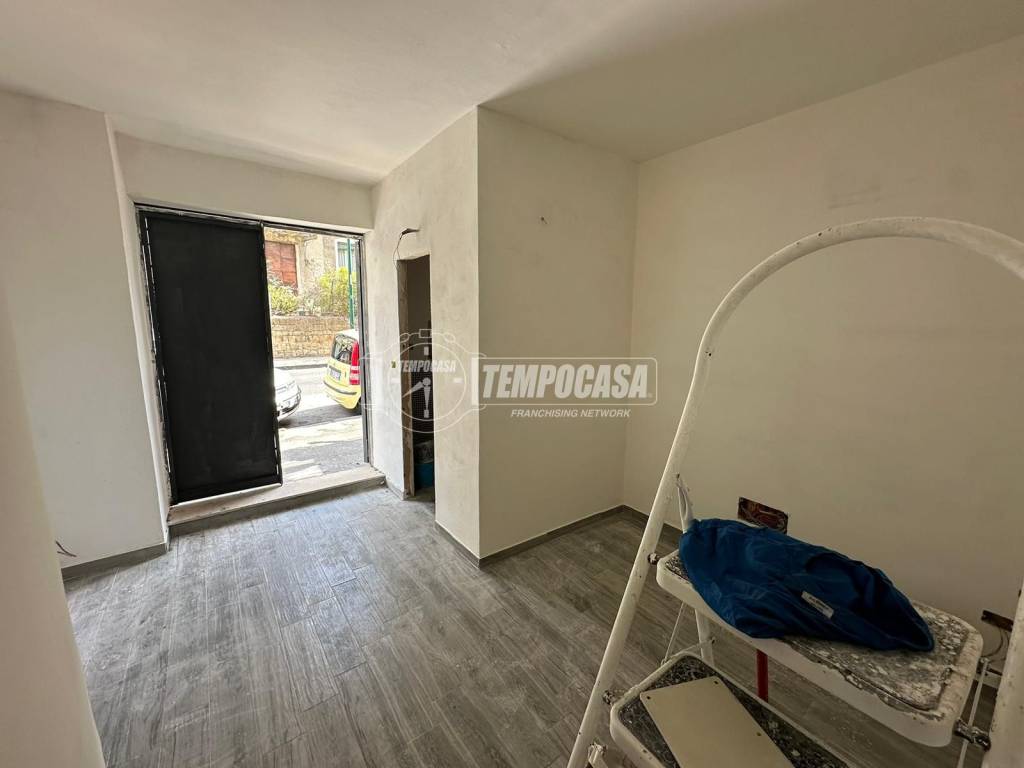 negozio in vendita a Napoli in zona Capodichino