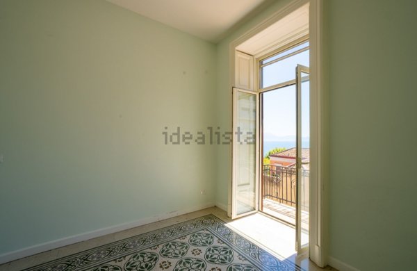 appartamento in vendita a Napoli in zona Chiaia