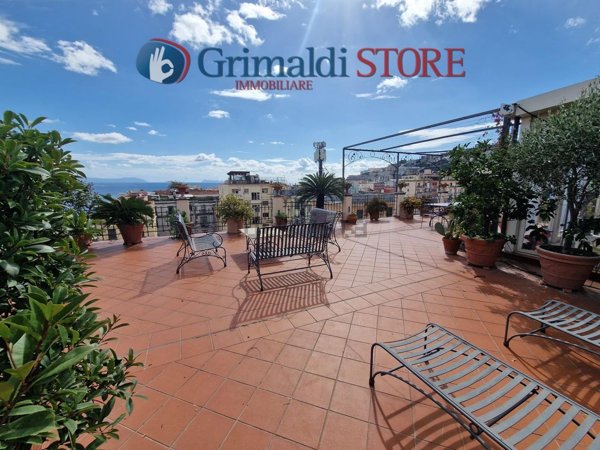 appartamento in vendita a Napoli in zona Chiaia