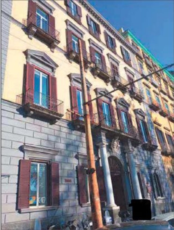 appartamento in vendita a Napoli in zona Chiaia