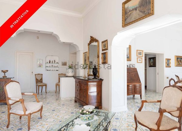 appartamento in vendita a Napoli in zona Chiaia