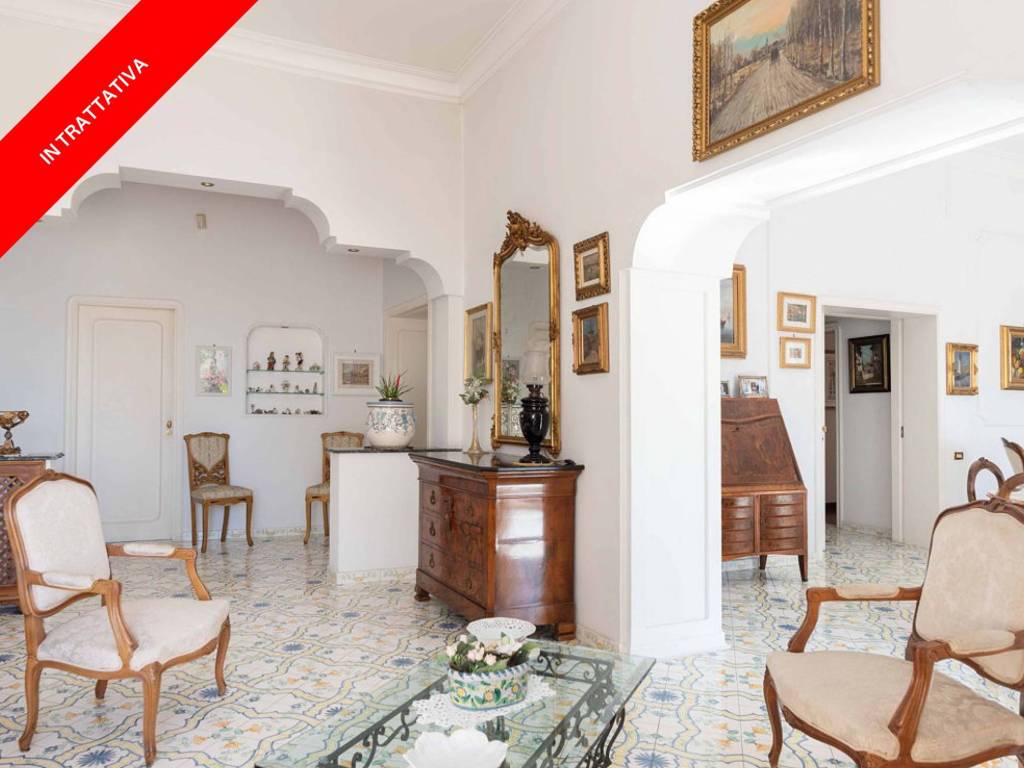 appartamento in vendita a Napoli in zona Chiaia