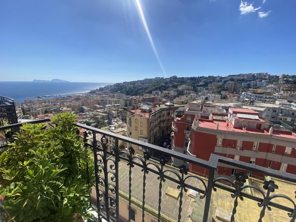 appartamento in vendita a Napoli in zona Chiaia