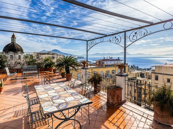 appartamento in vendita a Napoli in zona Chiaia