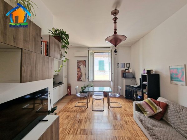 appartamento in vendita a Napoli in zona Chiaia