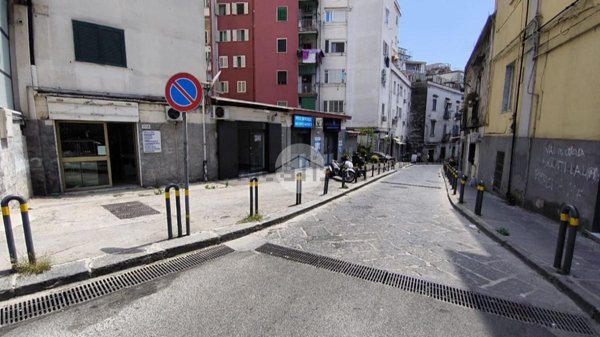 negozio in vendita a Napoli in zona Arenella