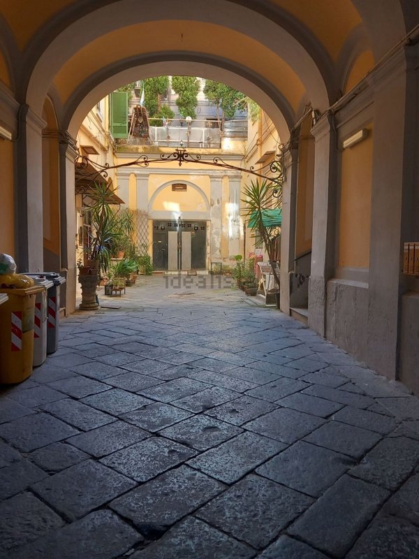 appartamento in vendita a Napoli in zona San Carlo all'Arena
