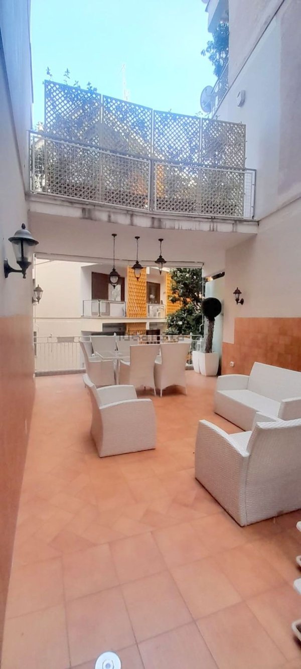 appartamento in vendita a Napoli in zona Chiaia