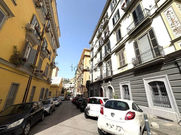 appartamento in vendita a Napoli in zona Chiaia