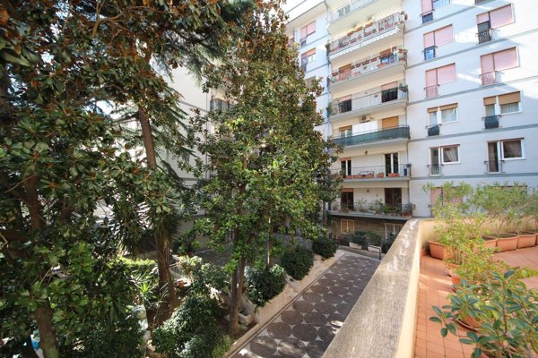appartamento in vendita a Napoli in zona Chiaia