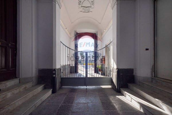 appartamento in vendita a Napoli in zona Chiaia
