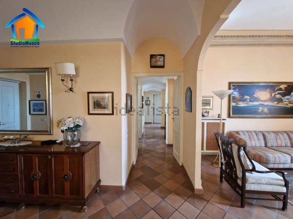 appartamento in vendita a Napoli in zona Chiaia