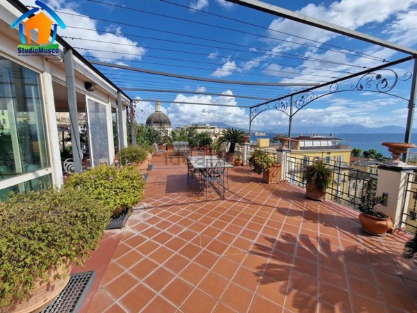 appartamento in vendita a Napoli in zona Chiaia