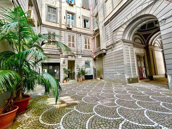 appartamento in vendita a Napoli in zona Chiaia