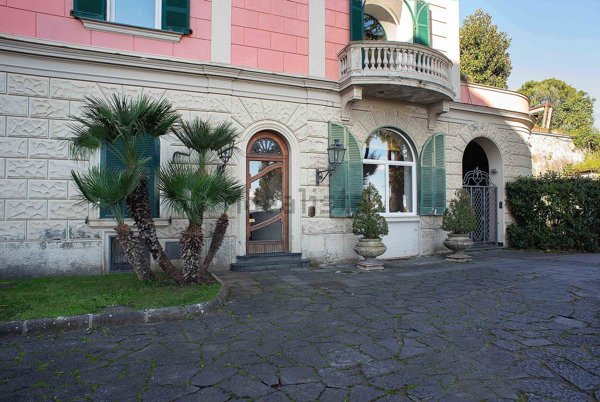 appartamento in vendita a Napoli in zona Chiaia