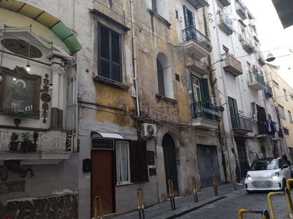 appartamento in vendita a Napoli in zona San Carlo all'Arena