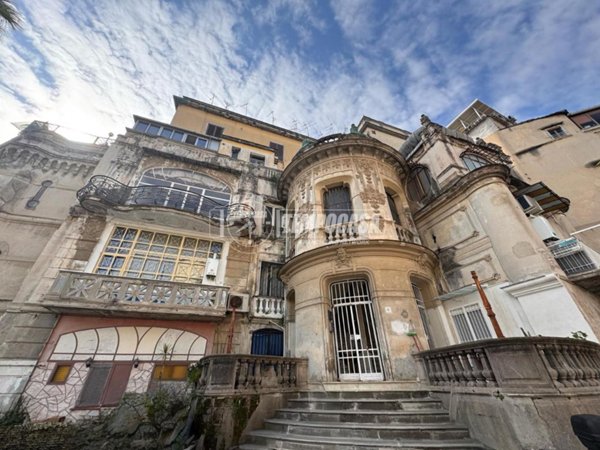 appartamento in vendita a Napoli in zona San Carlo all'Arena